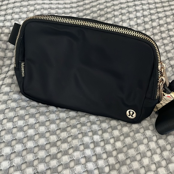 Lululemon black belt bag - Picture 2 of 5